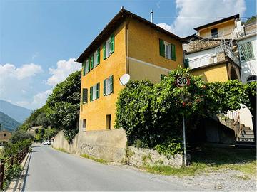 Casa indipendente con terrazzi e posto auto