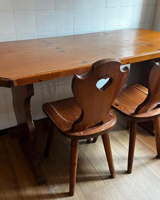 Tavolo in legno + 4 sedie con cuore