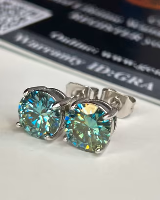 Orecchini con 2 ct moissanite verde
