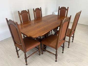 Tavolo e sedie in legno