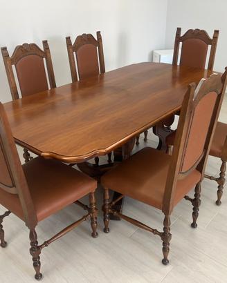 Tavolo e sedie in legno