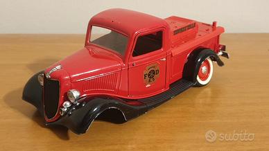 Modellino Ford V8 Beverly Hills Solido 1:18 Rosso