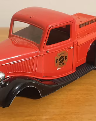Modellino Ford V8 Beverly Hills Solido 1:18 Rosso