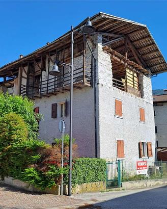 CASA SINGOLA NEL BORGO STORICO DI RANGO