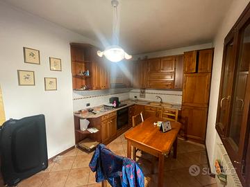 Cucina impeccabile con cottura e forno