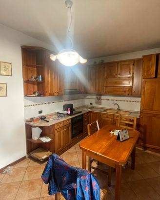 Cucina impeccabile con cottura e forno