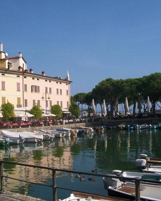 Attività / Licenza di 120 m² con 4 locali a Desenz
