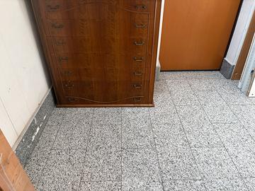 Cassettiera in noce con 7 cassetti