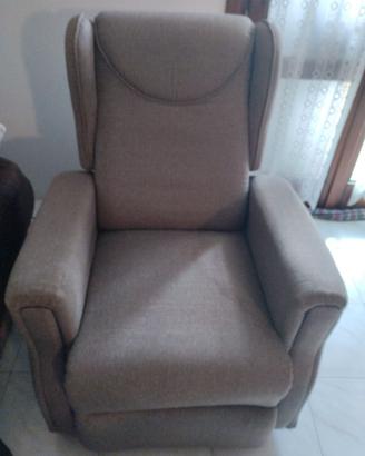 Poltrona alzapersona elettrica per anziani