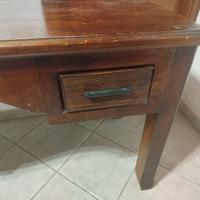 Scrivania in legno.