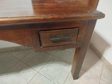 Scrivania in legno.