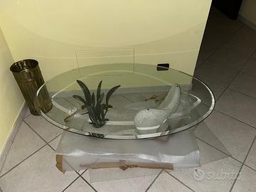 Tavolo da salone - lampadari - uomo morto