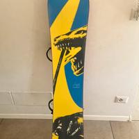 Tavola snowboard con attacchi