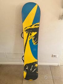 Tavola snowboard con attacchi