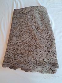 Tessuto in pizzo color tortora 
