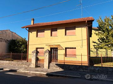 Casa indipendente su due livelli da ristrutturare