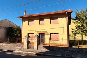 Casa indipendente su due livelli da ristrutturare