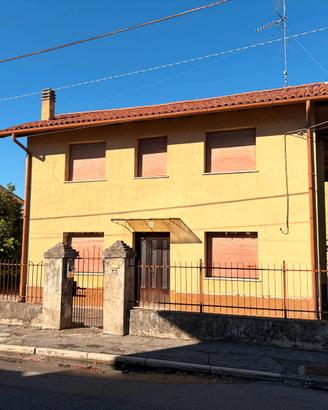 Casa indipendente su due livelli da ristrutturare