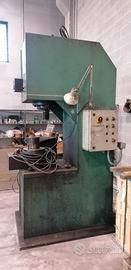 Pressa oleodinamica grande