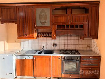 Cucina classica in legno massello e marmo - 330 cm