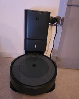 iRobot Roomba i3 con svuotamento automatico