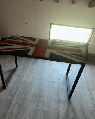 tavolo con bandiera inglese