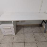 Scrivania con tre cassetti colore bianco