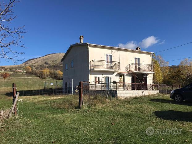 Casale in campagna con terreno