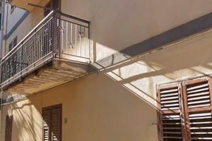 Immobile con tre appartamenti autonomi