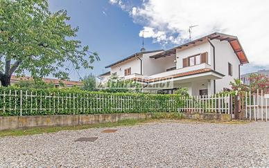 VILLETTA A SCHIERA DI TESTA CON GIARDINO