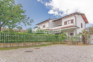 VILLETTA A SCHIERA DI TESTA CON GIARDINO