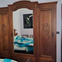 Armadio antico a tre ante con specchio centrale