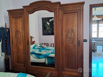 Armadio antico a tre ante con specchio centrale