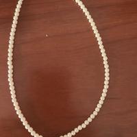 Collana di perla con iniziale “C”