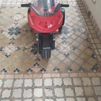 triciclo a motore per bambini della ducati