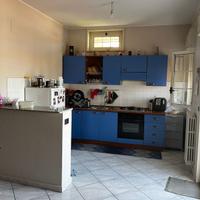 cucina funzionante completa di forno e cappa.