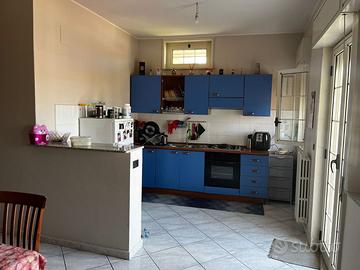 cucina funzionante completa di forno e cappa.