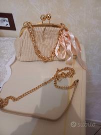 Borsa di colore beige cin catenina d'orata 