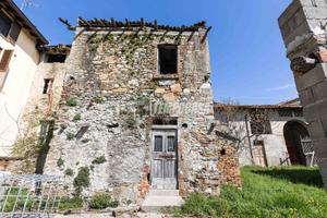 DA RISTRUTTURARE CON GIARDINO