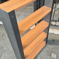 piccola libreria da parete in legno e metallo
