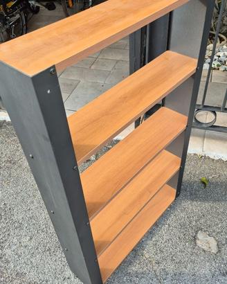 piccola libreria da parete in legno e metallo