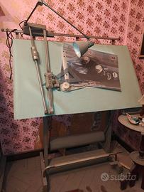 Tecnigrafo vintage con tavolo da disegno e lampada