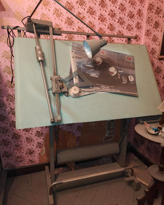 Tecnigrafo vintage con tavolo da disegno e lampada