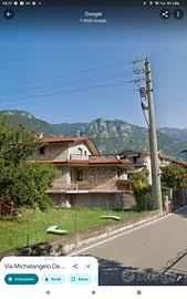 Villa con terreno adiacente e poss. di ampliament