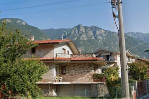 Villa con terreno adiacente e poss. di ampliament