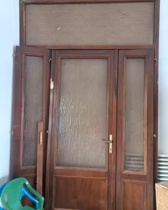 Porta in legno  con vetrate