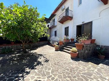 4 LOCALI A POZZUOLI