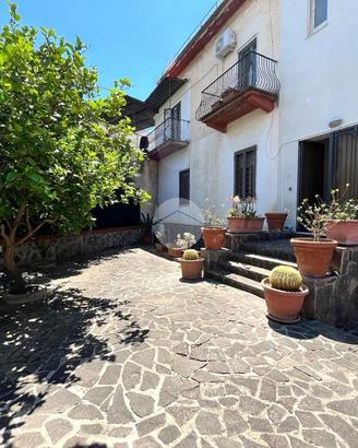 4 LOCALI A POZZUOLI