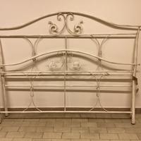 Letto in ferro e comodini coordinati