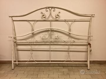 Letto in ferro e comodini coordinati